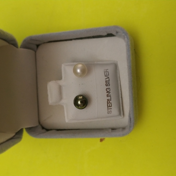 PAIR OF STERLING SILVER REVERSIBLE PEARL EARRINGS - Picture 2 of 2